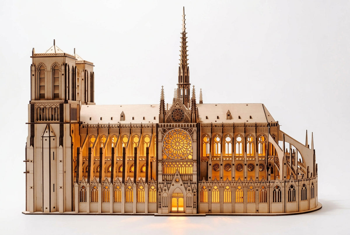 Drevená maketa Katedrály Notre-Dame s rozsvieteným vnútorným LED podsvietením.