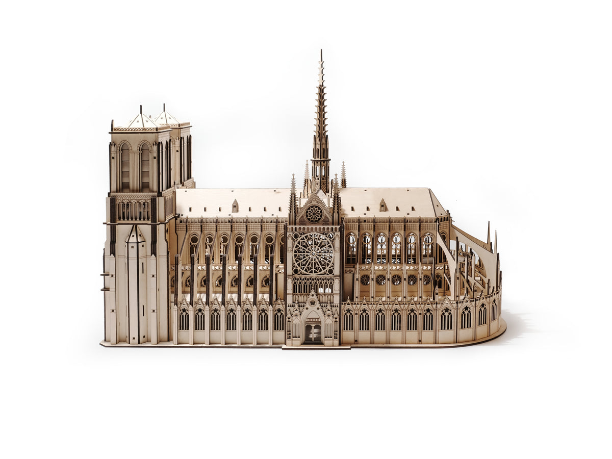 Zložený drevený model Katedrály Notre-Dame z brezovej preglejky, bočný pohľad na detaily gotickej architektúry.