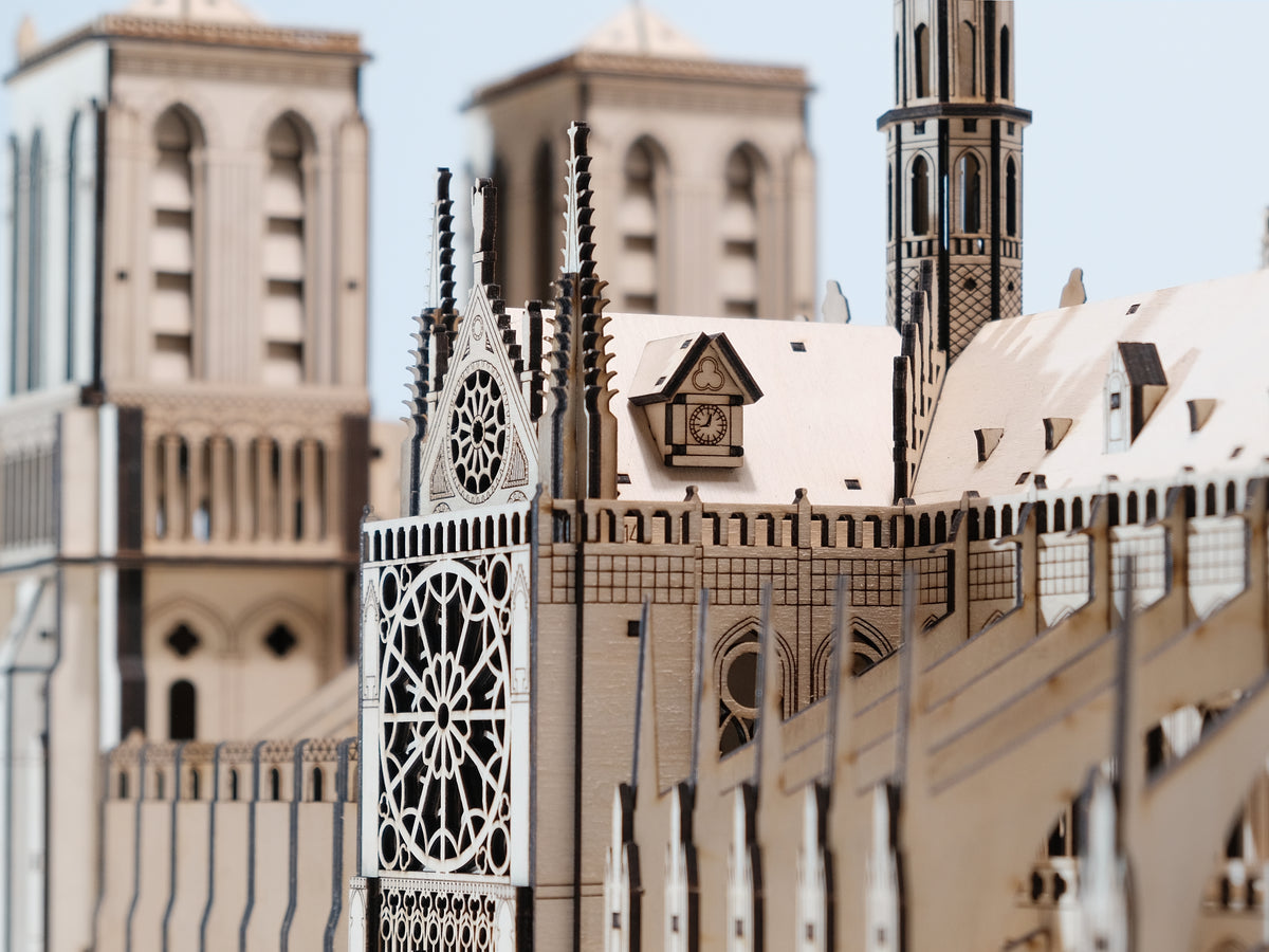 Zložený drevený model Katedrály Notre-Dame z preglejky s integrovaným podsvietením.