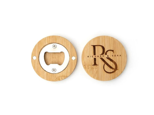 otvárač s magnetom a monogramom
