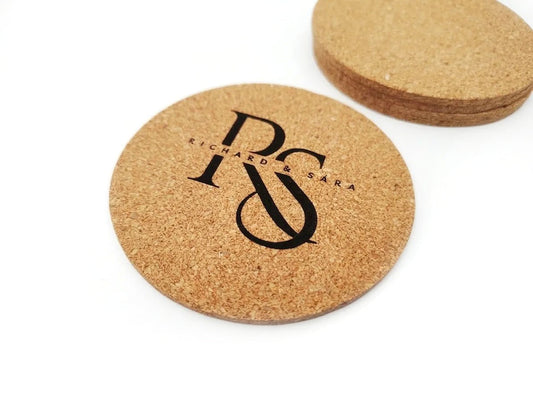 korkové podložky s monogramom