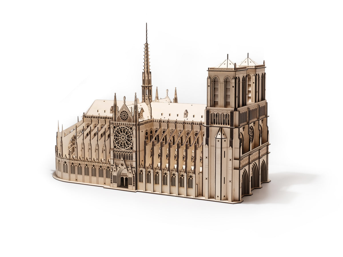 Zložený drevený model Katedrály Notre-Dame z preglejky s integrovaným podsvietením.