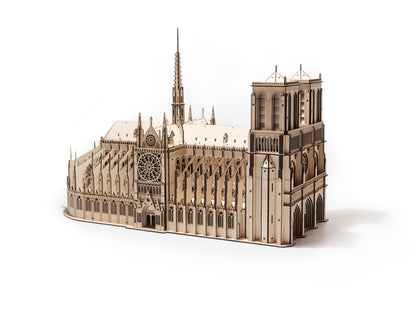 Zložený drevený model Katedrály Notre-Dame z preglejky s integrovaným podsvietením.