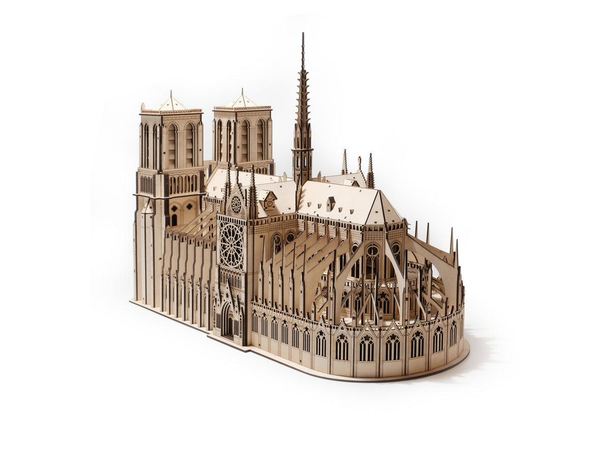 Zložený drevený model Katedrály Notre-Dame z preglejky s integrovaným podsvietením.