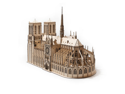 Zložený drevený model Katedrály Notre-Dame z preglejky s integrovaným podsvietením.