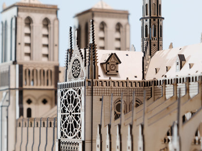 Zložený drevený model Katedrály Notre-Dame z preglejky s integrovaným podsvietením.
