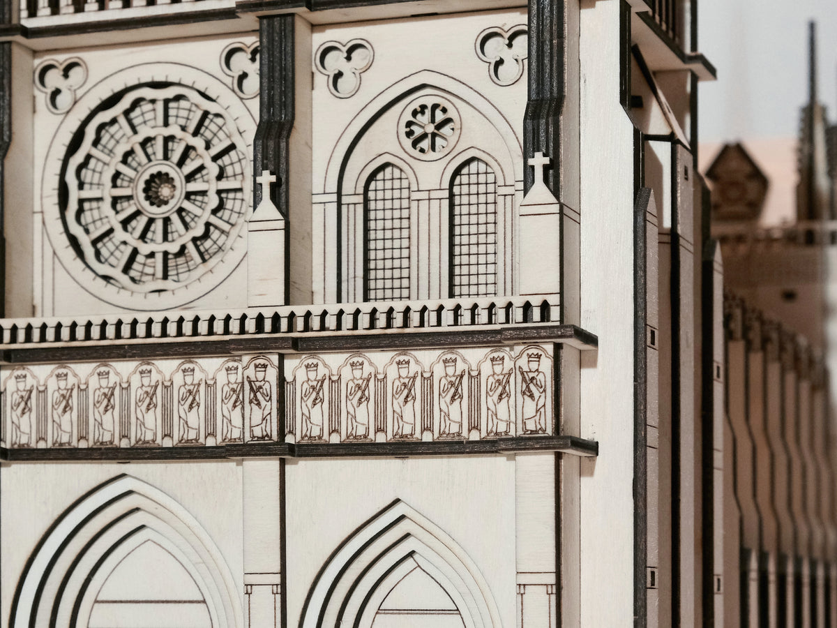 Zložený drevený model Katedrály Notre-Dame z preglejky s integrovaným podsvietením.