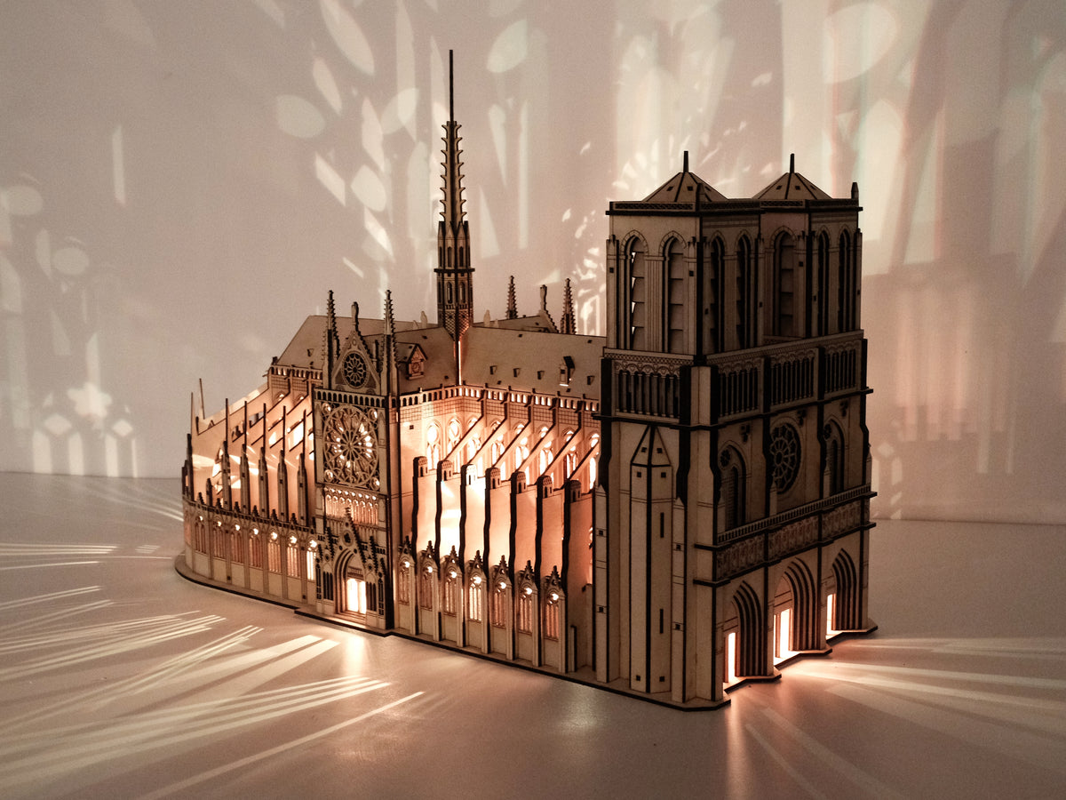 Zložený drevený model Katedrály Notre-Dame z preglejky s integrovaným podsvietením.
