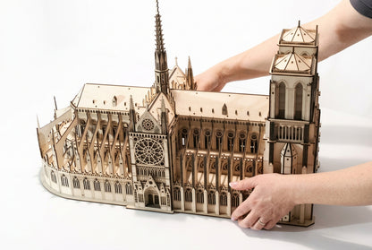 Zložený drevený model Katedrály Notre-Dame z preglejky s integrovaným podsvietením.