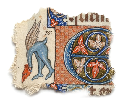 Drevený ručne maľovaný odznak Codex Marginalium s motívom stredovekej chiméry modrého okrídelného draka s oranžovým zobákom