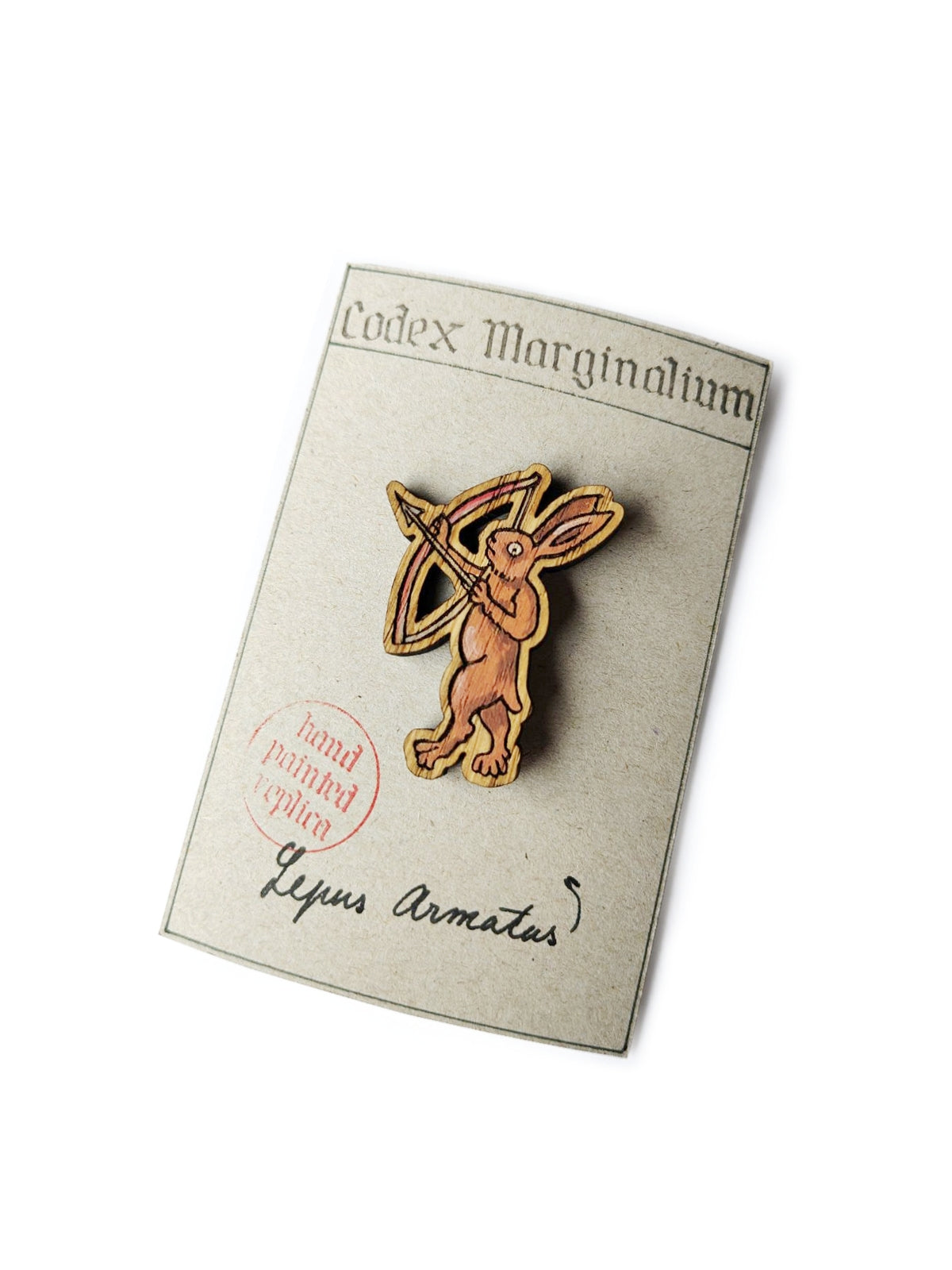 Drevený ručne maľovaný odznak Codex Marginalium s motívom stredovekej drolérie zajaca ako lukostrelca