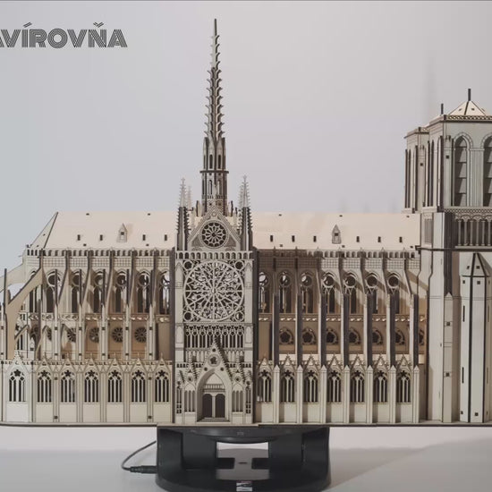Zložený drevený model Katedrály Notre-Dame z preglejky s integrovaným podsvietením.