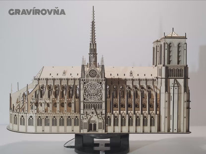 Zložený drevený model Katedrály Notre-Dame z preglejky s integrovaným podsvietením.