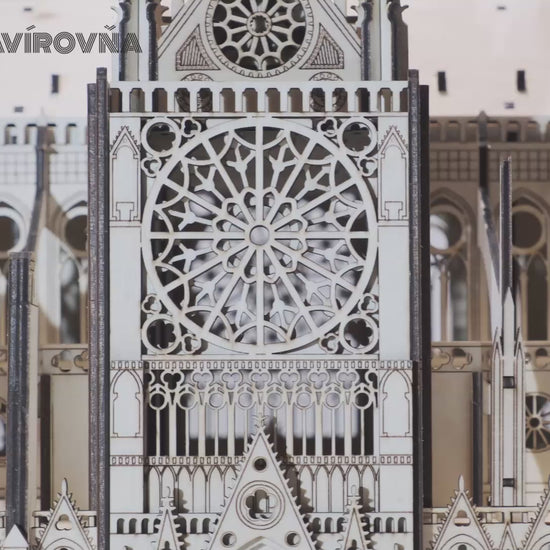 Detailné video zábery na čistotu laserového rezu a ručné lepenie konštrukcie drevenej makety Notre-Dame.