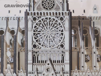 Detailné video zábery na čistotu laserového rezu a ručné lepenie konštrukcie drevenej makety Notre-Dame.