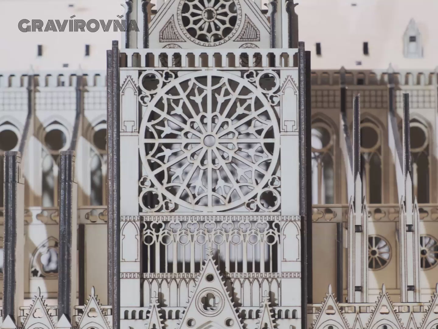 Detailné video zábery na čistotu laserového rezu a ručné lepenie konštrukcie drevenej makety Notre-Dame.